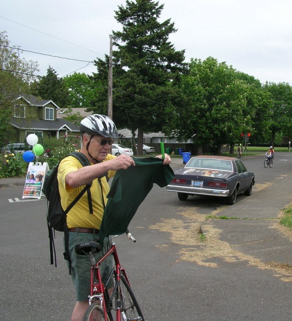 A Sunday Parkways participant checks out his brand-new Bicycles Stack Exchange t-shirt